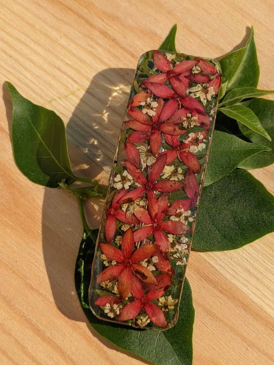 Barrette ou pince en résine fleurs rouges