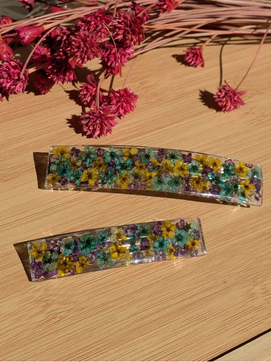 Barrette ou pince en résine fleurs turquoise, jaune, violet Barrette ou pince en résine fleurs turquoise, jaune, violet