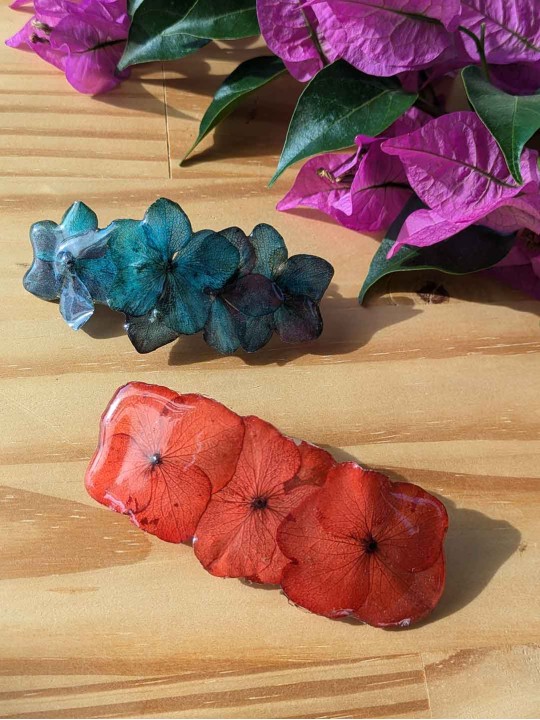 Barrette en résine fleurs d'hortensia rouge Barrette en résine fleurs d'hortensia rouge