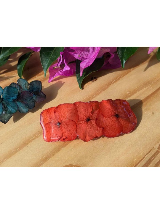 Barrette en résine fleurs d'hortensia rouge Barrette en résine fleurs d'hortensia rouge
