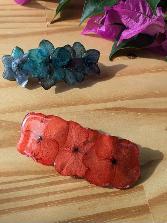 Barrette en résine fleurs d'hortensia rouge