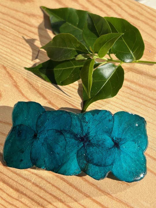 Barrette en résine fleurs d'hortensia vert métal