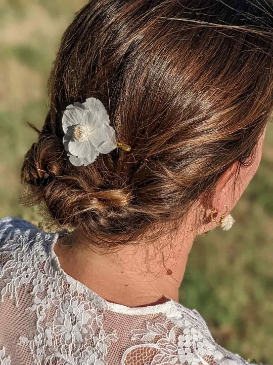 Barrette en fleurs stabilisées blanches