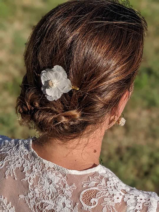 Barrette en fleurs stabilisées blanches