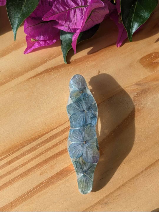 Barrette en résine fleurs bleues