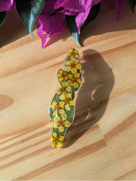 Barrette en résine fleurs jaunes