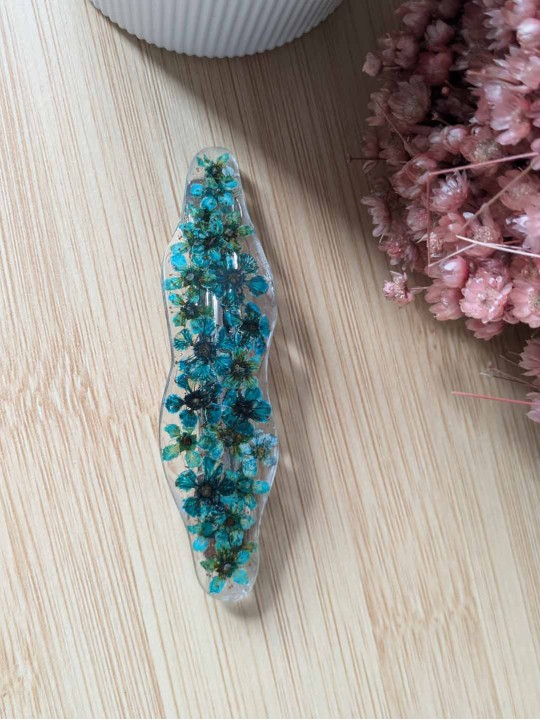 Barrette en résine fleurs turquoise