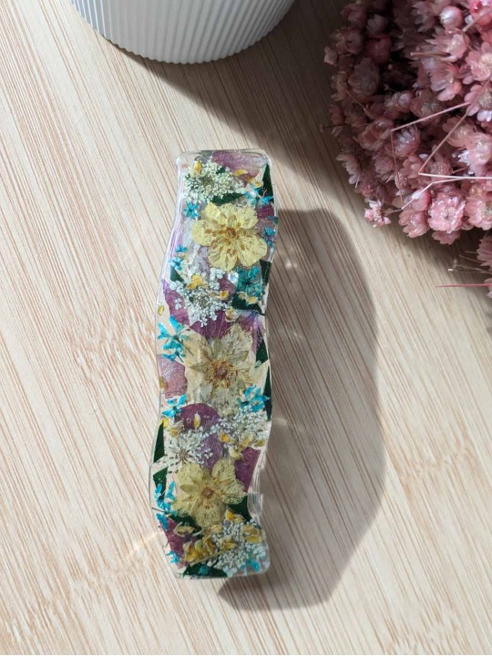 Barrette en résine fleurs beige / parme