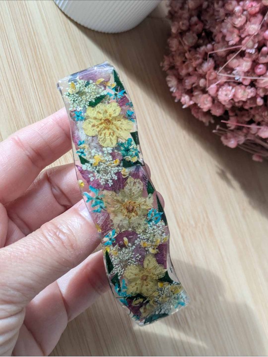 Barrette en résine fleurs beige / parme