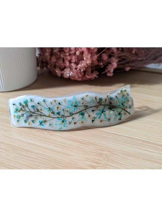Barrette en résine blanche et fleurs bleues 