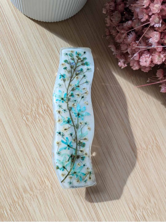 Barrette en résine blanche et fleurs bleues 