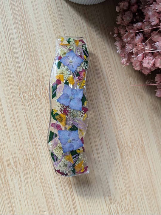 Barrette en résine fleurs bleues