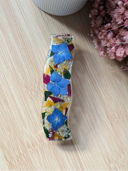 Barrette en résine fleurs bleues