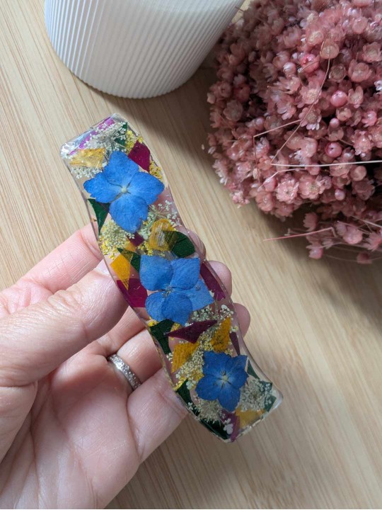 Barrette en résine fleurs bleues
