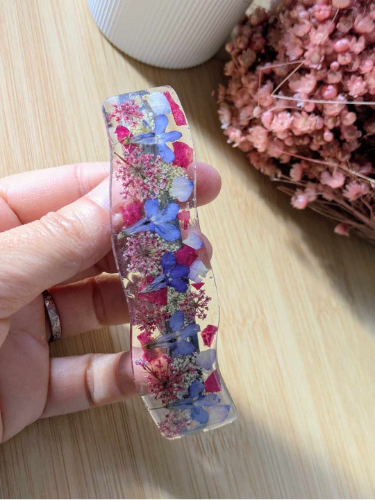 Barrette en résine fleurs bleues / fuschia