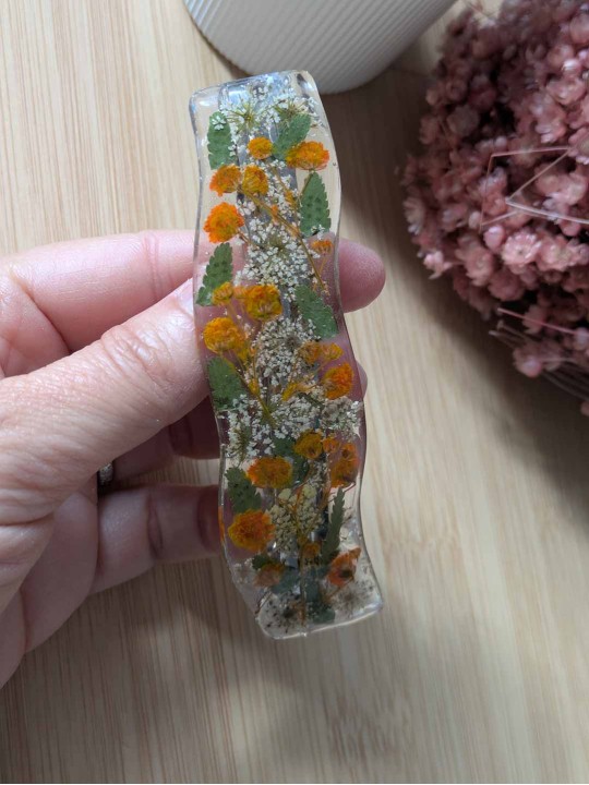 Barrette en résine fleurs orange