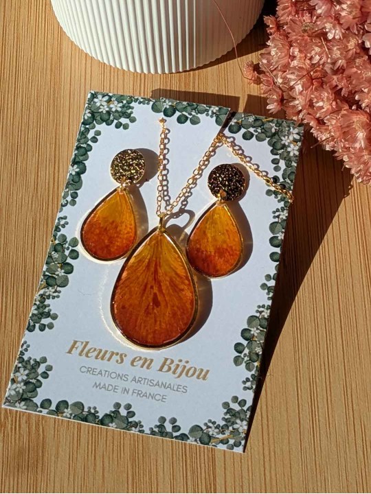 Collier en pétale séché de Flamboyant Collier en pétale séché de Flamboyant