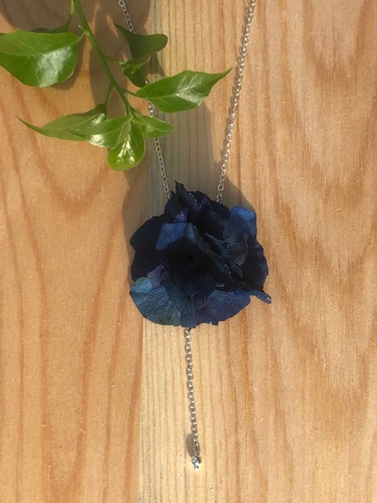 Collier fleuri en hortensia bleu marine stabilisé