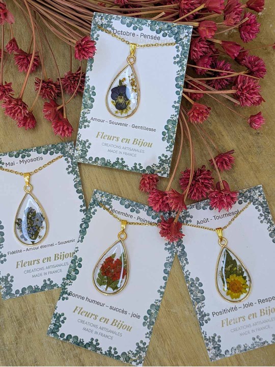 Collier fleur mois de naissance AOUT