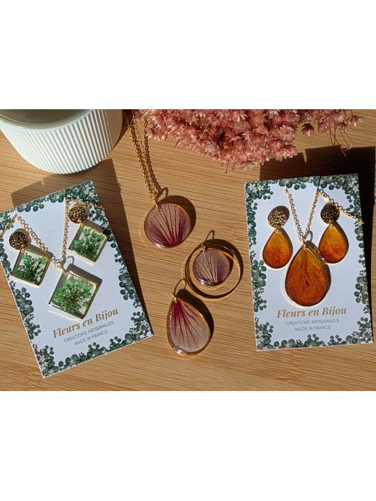 Collier en résine de véritable petites fleurs vertes séchées