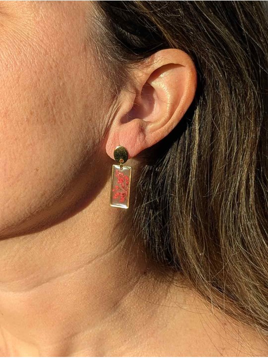 Boucles d'oreille en résine contenant une fleur rouge