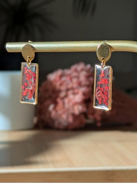 Boucles d'oreille en résine contenant une fleur rouge Boucles d'oreille en résine contenant une fleur rouge