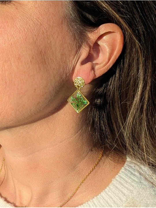 Collier en résine de véritable petites fleurs vertes séchées