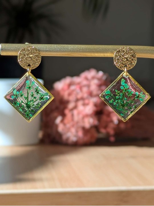 Collier en résine de véritable petites fleurs vertes séchées