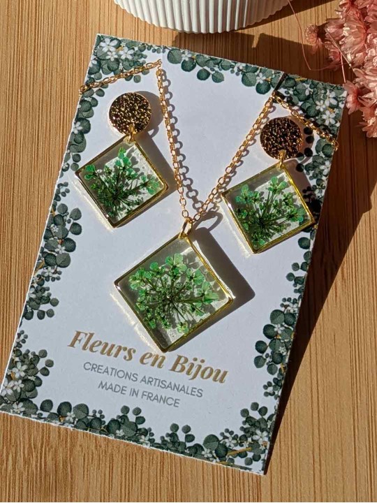 Collier en résine de véritable petites fleurs vertes séchées