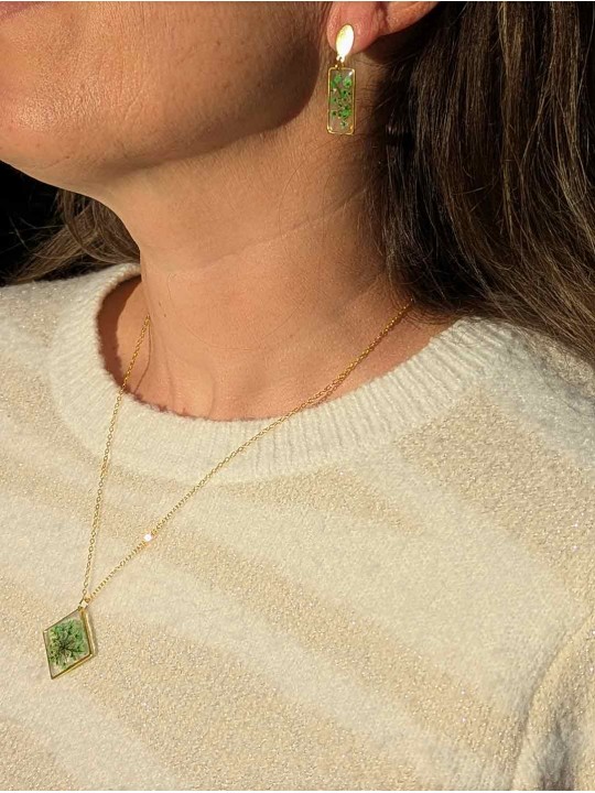 Collier en résine de véritable petites fleurs vertes séchées