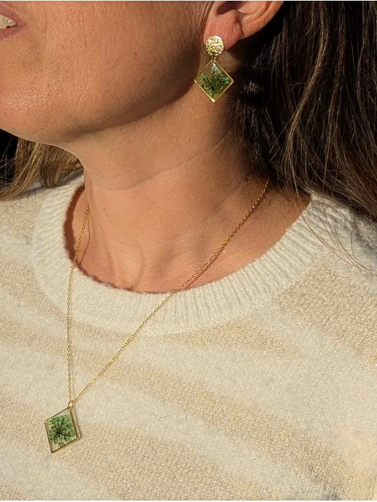 Collier en résine de véritable petites fleurs vertes séchées