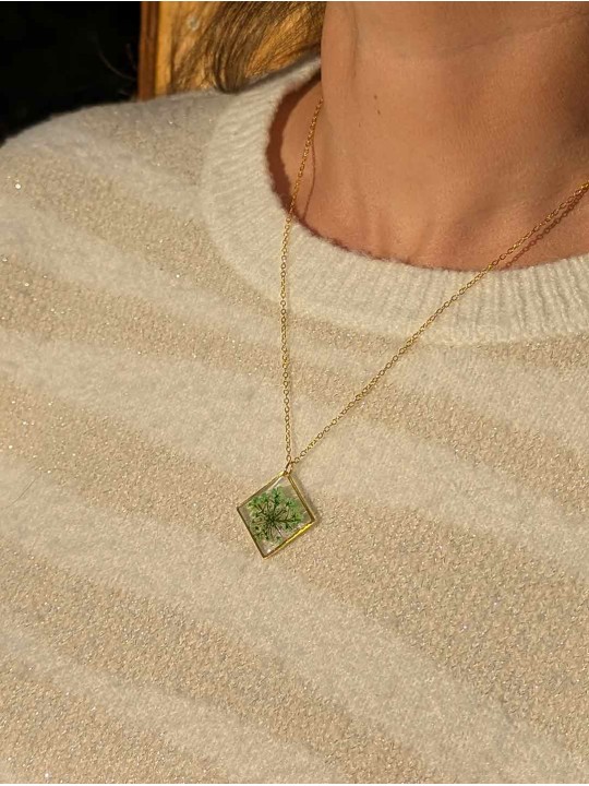 Collier en résine de véritable petites fleurs vertes séchées