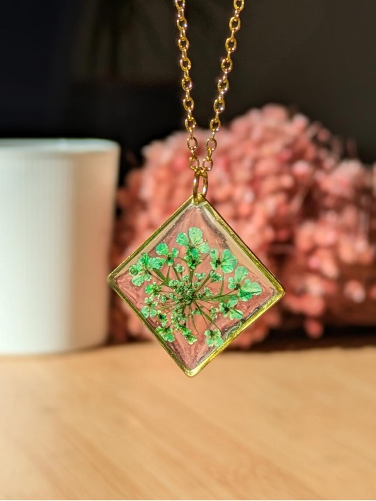 Collier en résine de véritable petites fleurs vertes séchées
