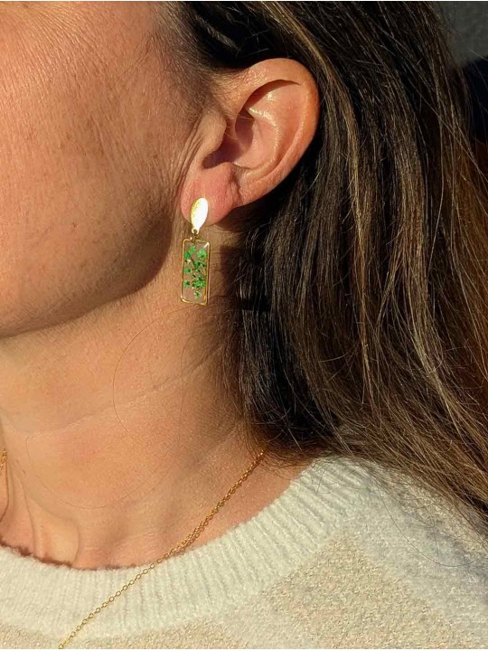 Collier en résine de véritable petites fleurs vertes séchées