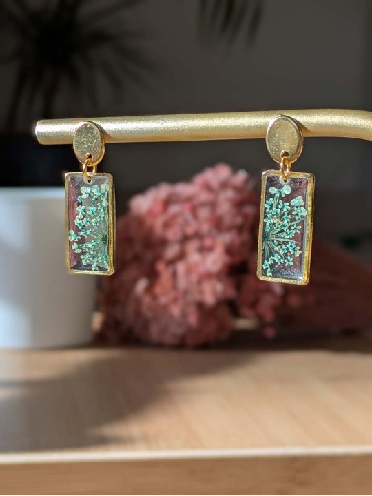 Collier en résine de véritable petites fleurs vertes séchées