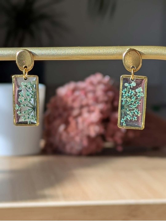 Collier en résine de véritable petites fleurs vertes séchées