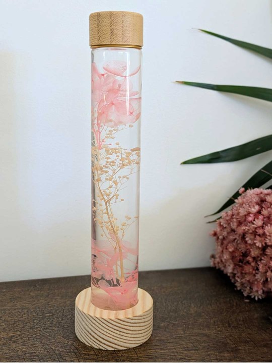 Fleur immergée blanche rose