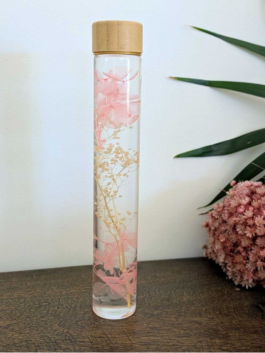 Fleur immergée blanche rose