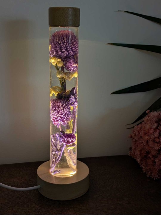 Fleur immergée violette beige