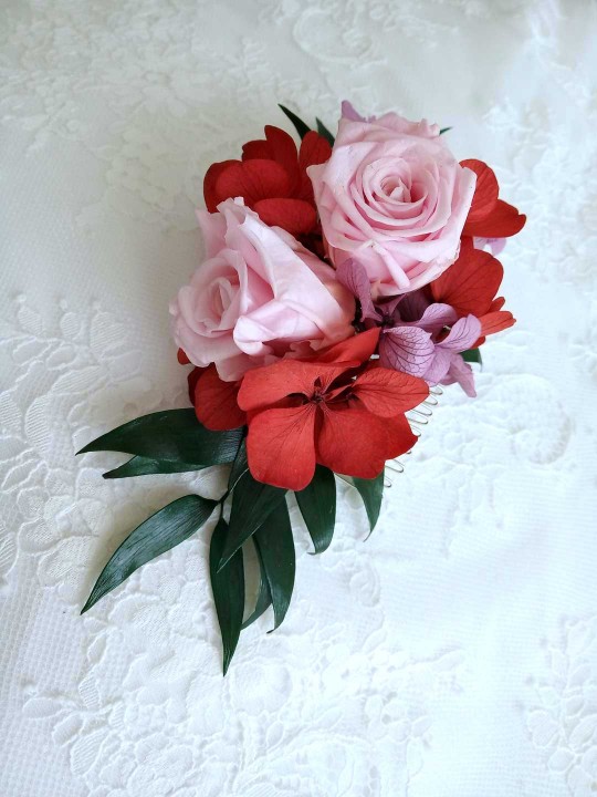 Peigne à chignon couleurs romantiques en fleurs stabilisées