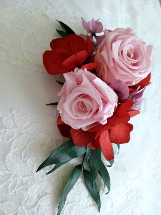 Peigne à chignon couleurs romantiques en fleurs stabilisées