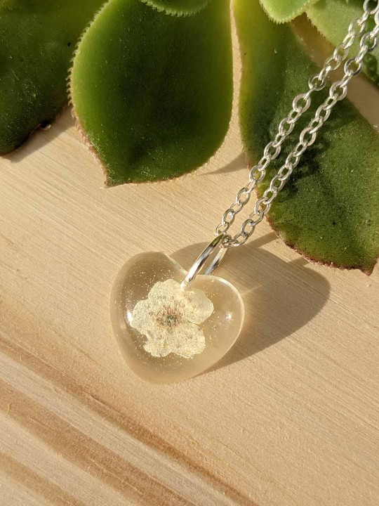 Collier coeur en résine de veritables petites fleurs blanches