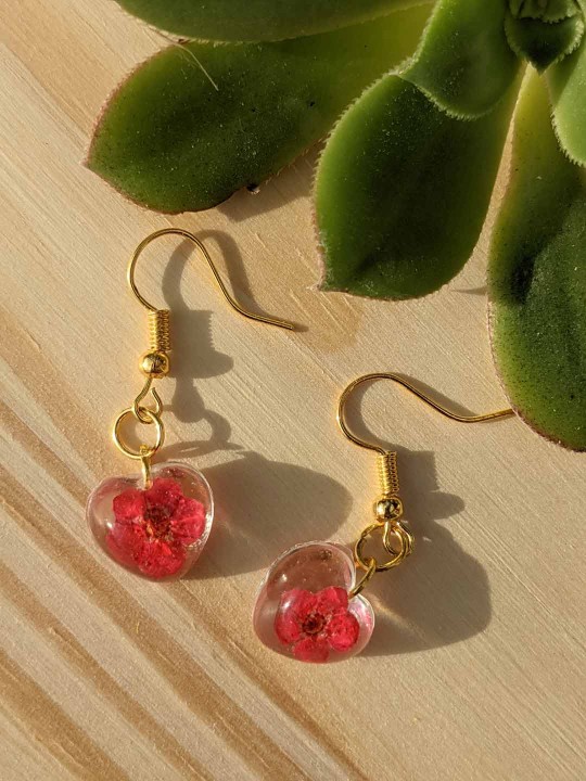 Collier coeur en résine de veritables petites fleurs rouges