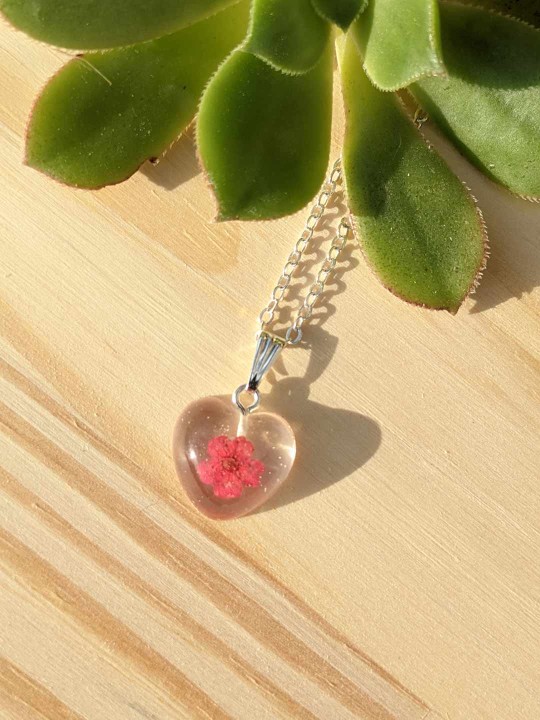 Collier coeur en résine de veritables petites fleurs rouges