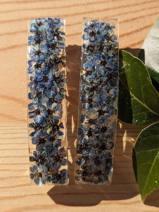 Barrette ou pince en résine fleurs bleues