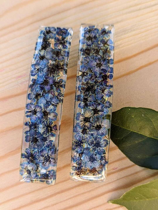 Barrette ou pince en résine fleurs bleues