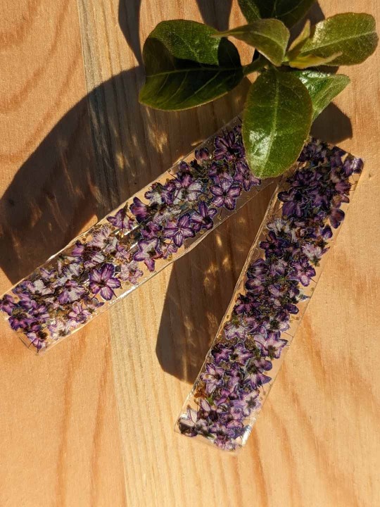 Barrette ou pince en résine fleurs violettes