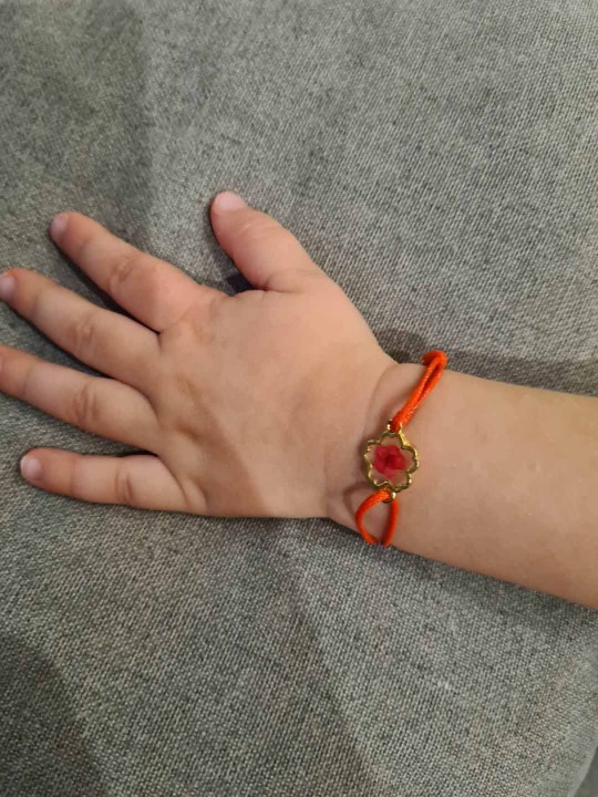 Bracelet cordon en résine contenant une véritable fleur séchée rouge