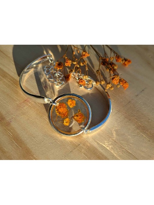 Bracelet en résine contenant des fleurs de gypsophile orange
