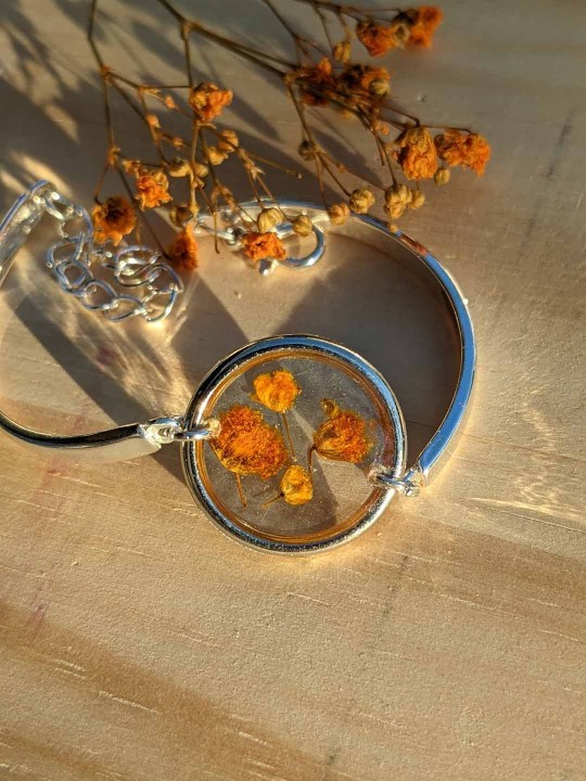 Bracelet en résine contenant des fleurs de gypsophile orange